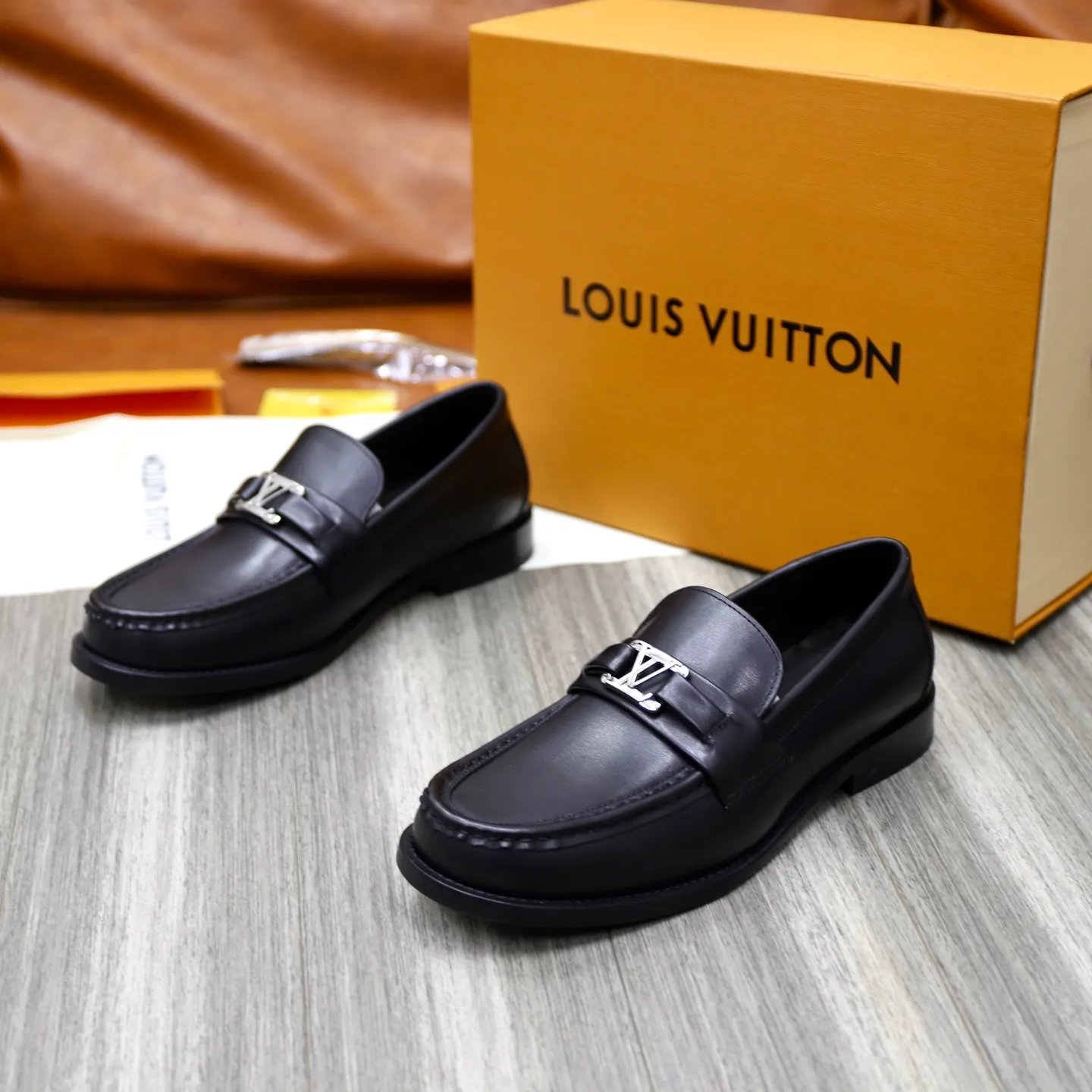 Men's shoes 💰: 💰900LV Louis Vuitton slip-on loafers, top quality products produced in Dongguan, ready for sale! This LV Glove loafer is made of selected soft cowhide, with a slightly wrinkled leather surface and a very high-end texture. Each pair is unique. The leather surface is light and soft, with a fine texture and good luster. It is a classic loafer style, with exquisite handmade mark stitching on the toe, and a square toe configuration to highlight the classic style. The horizontal band has hot-printed LV three-dimensional letters, semi-solid handcrafts and a genuine leather outsole, and a rubber patch on the heel to create wear-resistant performance and comfort. One of the must-have loafers for men! Comes with full original packaging! Code number: 38-39-40-41-42-43-44 (38, 45, 46 customized) standard leather shoe code